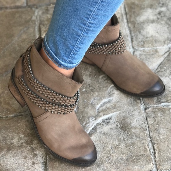 Burnished Distressed Round Toe Leather Ankle Boot - Picture 1 of 8